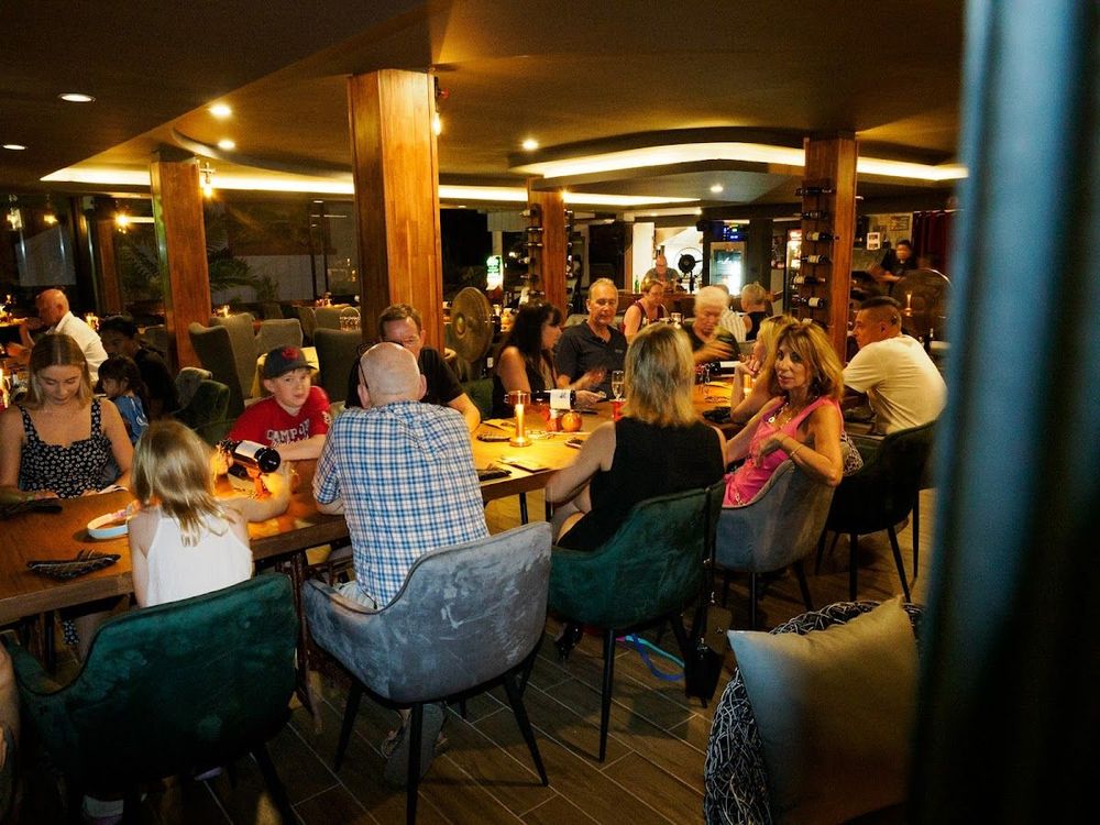 EAT Bar & Grill Restaurant Karon