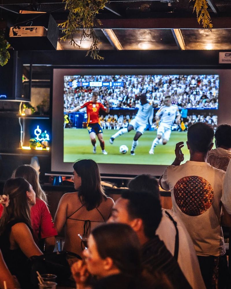 Saturday Live Sports on Big Screens