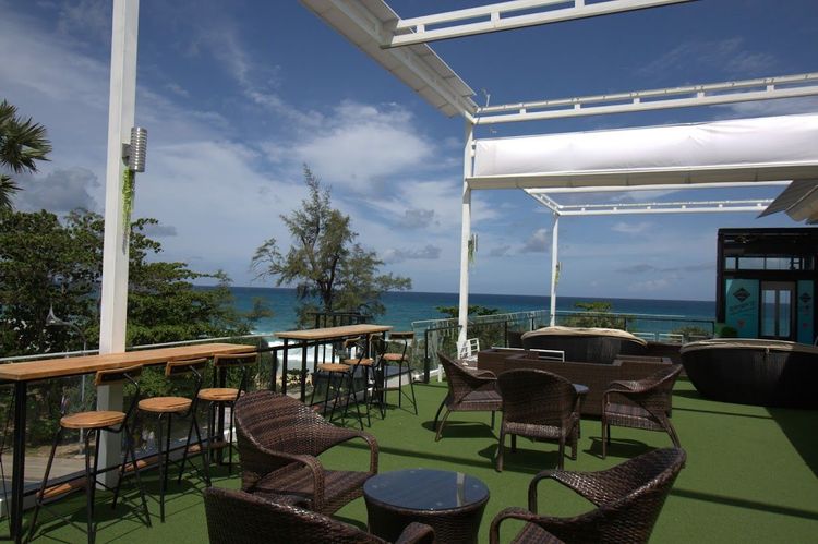 Starz Rooftop Bar & Lounge