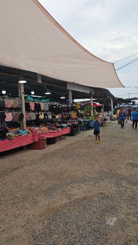 Second hand and fresh produce market