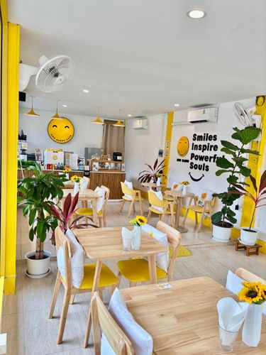 SIPS HAPPY CAFE Breakfast, Coffee, Smoothies & Bagels